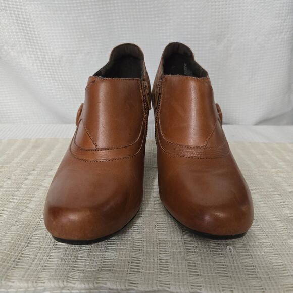 F2 Clarks Bendables Brown Leather Ankle Boots Sz 7 Cushioned Side Zip Mid Block - Picture 2 of 7